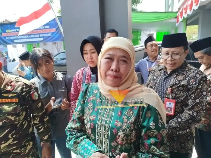 Gubernur Jawa Timur, Khofifah Indar Parawansa ajak warga kibarkan bendera merah putih (blok-a.com / Yogga Ardiawan)