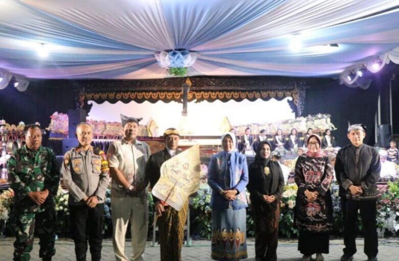 Wabup Bojonegoro usai menghadiri pagelaran wayang kulit di halaman Pasar Banjarejo, Kelurahan Banjarejo, Jumat (8/8/2025).