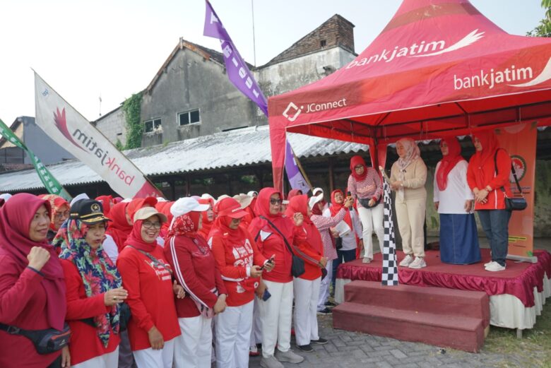 Pembina darma wanita jombang melepas peserta jalan sehat kemerdekaan bersama Plh. Disikbud.(blok-a.com/syahrul wijaya)