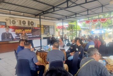Kapolres saat memperkenalkan diri dihadapan seluruh awakmedia di Kabupaten Madiun.