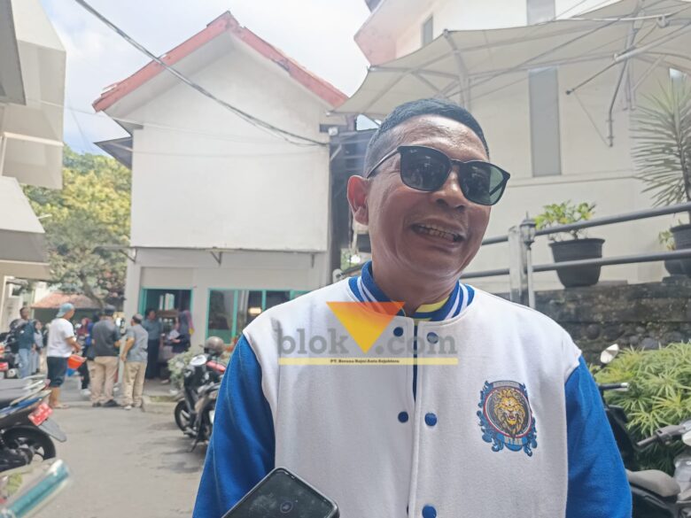 Wali Kota Malang, Wahyu Hidayat menunjukkan dukungannya di HUT Arema ke-38 dengan menggunakan jaket berlogo singa (blok-a.com / Yogga Ardiawan)