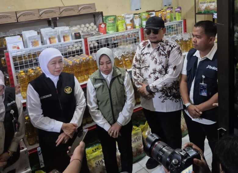 Gubernur, wali kota, wakil wali kota Mojokerto bersama Pemimpin cabang bulog mojokerto.(blok-a.com/syahrul wijaya)