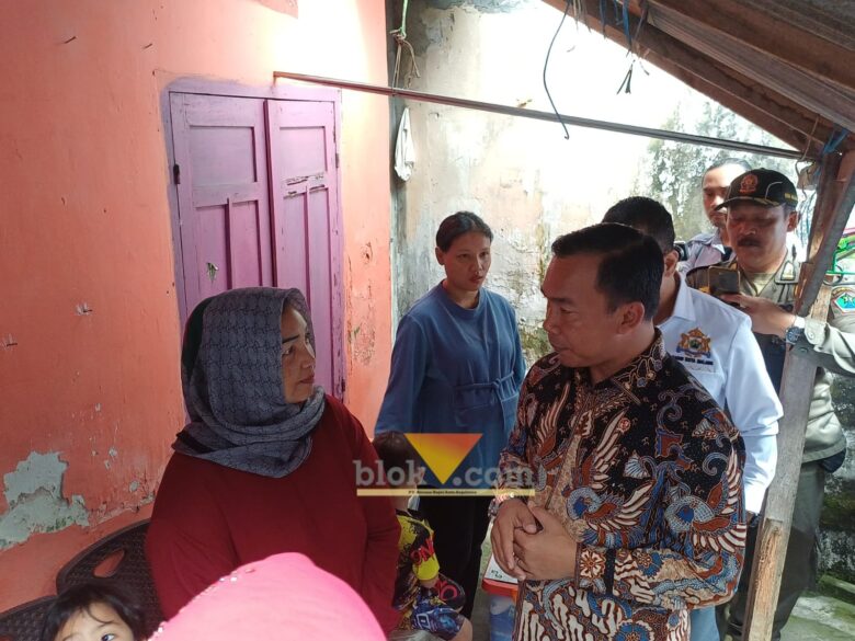 Menteri Wihaji, saat menemui warga di sela-sela kunjungan ke Kota Malang (blok-a.com / Yogga Ardiawan)