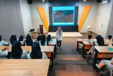 SMK YPI Darussalam 1 Cerme Gresik pakai bioskop untuk mengajar bahasa Jepang.(blok-a.com/ivan)