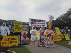 Aksi demonstrasi menekan pembatasan sampah plastik di Kota Malang (blok-a.com / Yogga Ardiawan)
