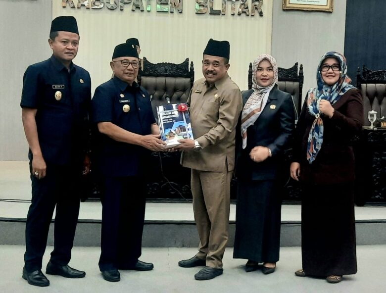 Bupati Blitar Rijanto menyerahkan dokumen KUA PPAS Tahun Anggaran 2026 kepada Wakil Ketua DPRD Kabupaten Blitar M Rifa'i. (blok-a.com/Fajar)