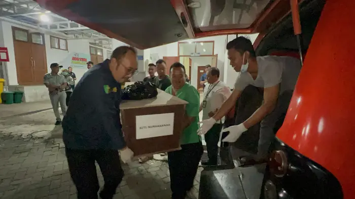 Tim DVI Polda Jatim saat mengevakuasi satu korban tragedi KMP Tunu Pratama Jaya yang berhasil terindentifikasi, Rabu (13/08/2025).(dok Humas Polresta Banyuwangi)