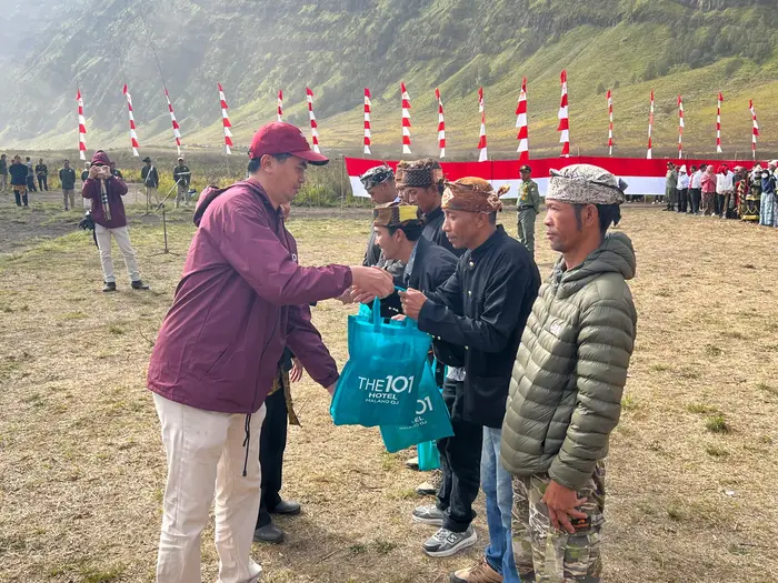 Hotel THE 1O1 Malang OJ gelar upacara peringatan HUT ke-80 RI di kawasan Gunung Bromo.(dok. Hotel THE 1O1 Malang OJ)