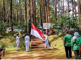 Teks: Suasana pelaksanaan upacara bendera peringati HUT kemerdekaan RI yang ke-80 di alas venus, Trawas.(blok-a.com/syahrul wijaya)