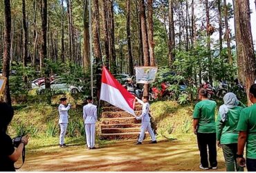 Teks: Suasana pelaksanaan upacara bendera peringati HUT kemerdekaan RI yang ke-80 di alas venus, Trawas.(blok-a.com/syahrul wijaya)