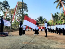 FOTO : Masyarakat petani Dusun Klakah, Desa Sidorejo, Kecamatan Doko, Kabupaten Blitar melaksanakan upacara bendera memperingati Hari Ulang Tahun ke-80 Kemerdekaan Republik. (blok-a.com/Fajar)