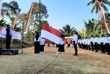 FOTO : Masyarakat petani Dusun Klakah, Desa Sidorejo, Kecamatan Doko, Kabupaten Blitar melaksanakan upacara bendera memperingati Hari Ulang Tahun ke-80 Kemerdekaan Republik. (blok-a.com/Fajar)