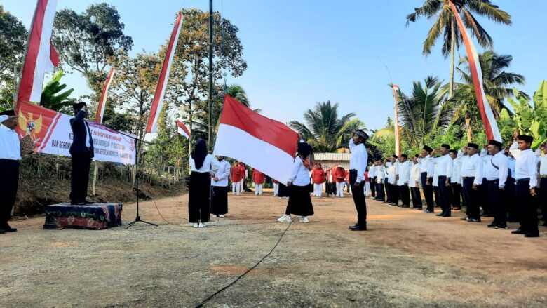 FOTO : Masyarakat petani Dusun Klakah, Desa Sidorejo, Kecamatan Doko, Kabupaten Blitar melaksanakan upacara bendera memperingati Hari Ulang Tahun ke-80 Kemerdekaan Republik. (blok-a.com/Fajar)