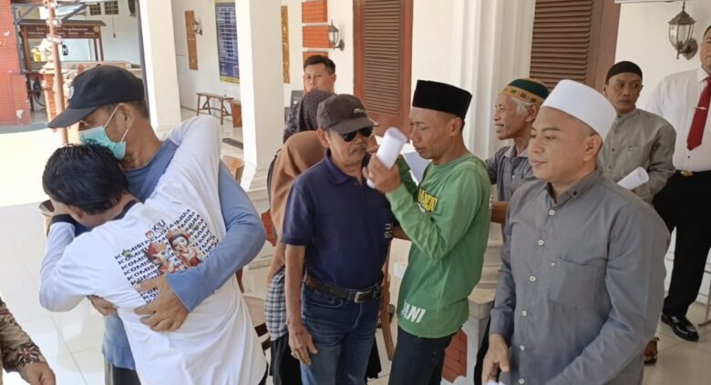Teks: Momen haru narapidana yang bebas setelah mendapatkan remisi.(blok-a.com/syahrul wijaya)