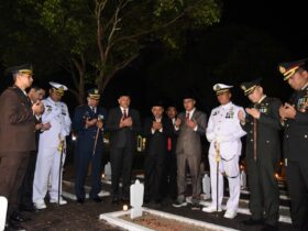 Teks foto : kegiatan Apel Kehormatan dan Renungan Suci di TMP Kusuma Bangsa Sidoarjo