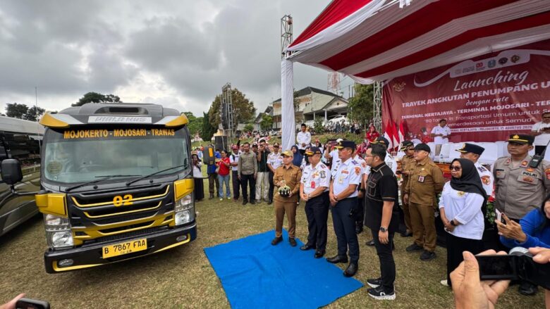 Peluncuran angkutan umum Transjatim jurusan Mojokerto-Mojosari-Trawas.(blok-a.com/syahrul wijaya)