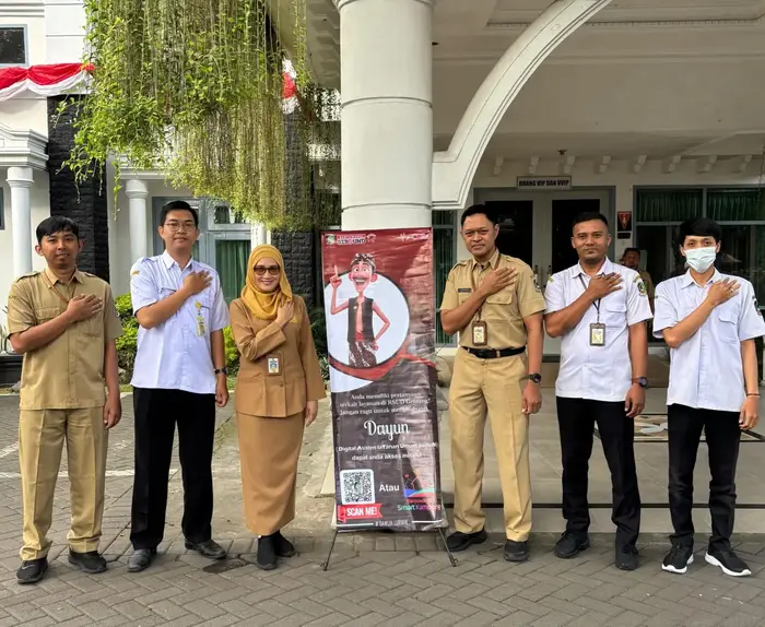 Direktur RSUD Genteng, dr. Siti Asiyah Anggraeni saat foto bersama tim Me-CoRe RSUD Genteng, Rabu (20/08/2025).(dok Humas RSUD Genteng untuk blok-a.com)