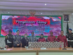 Uang tunai yang disita Kejati Jatim dalam kasus dugaan korupsi Polinema dengan tersangka Awan (dok. Kejaksaan Negeri Kota Malang for blok-a)