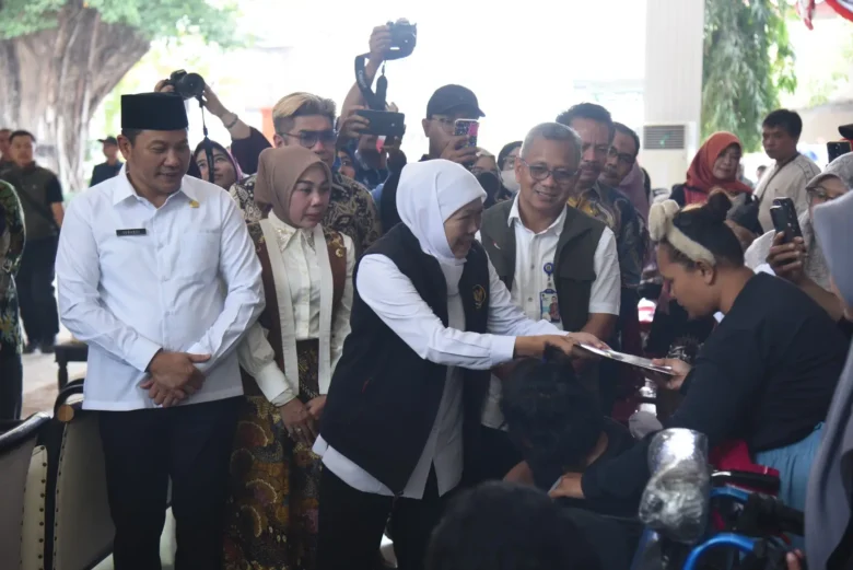 Penyerahan simbolis Bantuan Sosial dari Pemprov Jatim di Pendapa Delta Wibawa Sidoarjo.