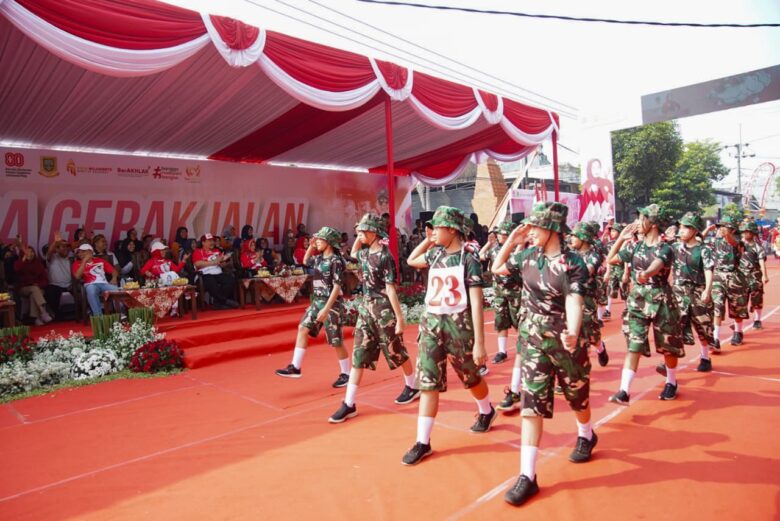 Teks: Para peserta yang mengikuti gerak jalan kemerdekaan RI ke-80 di kota mojokerto.(blok-a.com/syahrul wijaya)