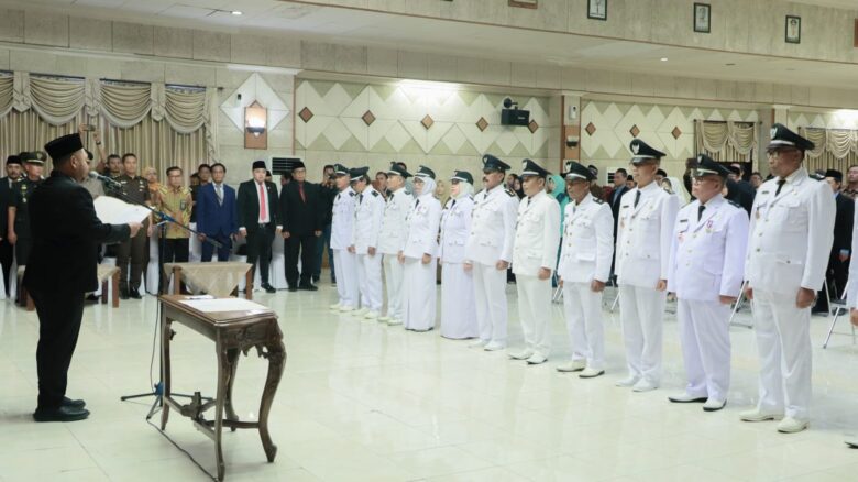 14 Kepala Desa di Gresik resmi dikukuhkan kembali oleh Bupati Fandi Akhmad Yani.(Ist)