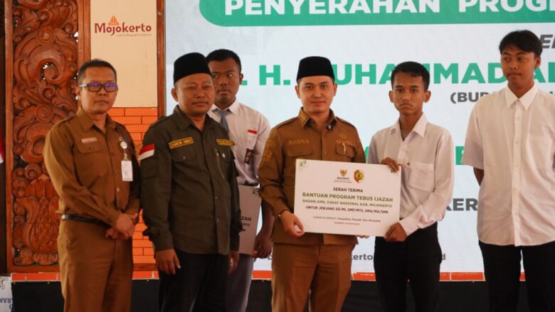 Bupati Mojokerto Gus Barra serahkan bantuan kepada siswa dalam program tebus ijazah.(blok-a.com/syahrul wijaya)