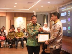 Wali Kota Malang, Wahyu Hidayat saat menerima penghargaan sebagai Pemerintah Kota Terbaik Delineasi Perkotaan (pro)