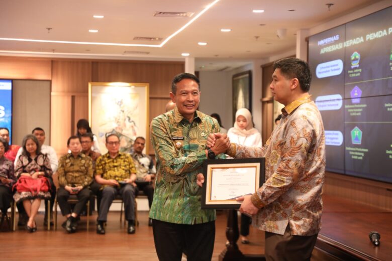 Wali Kota Malang, Wahyu Hidayat saat menerima penghargaan sebagai Pemerintah Kota Terbaik Delineasi Perkotaan (pro)