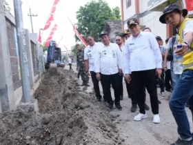 Bupati Sidoarjo Subandi meninjau proyek betonisasi jalan di dua lokasi.