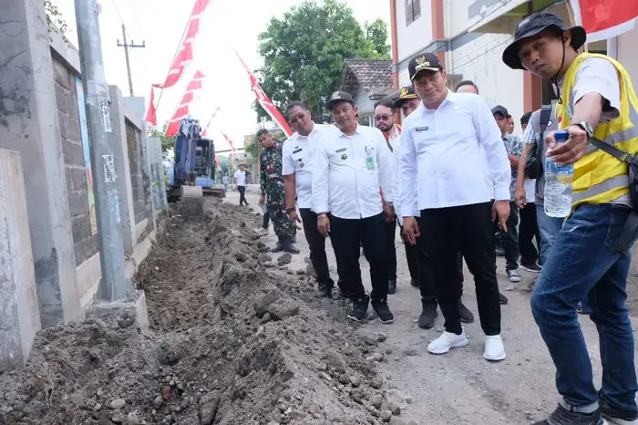 Bupati Sidoarjo Subandi meninjau proyek betonisasi jalan di dua lokasi.
