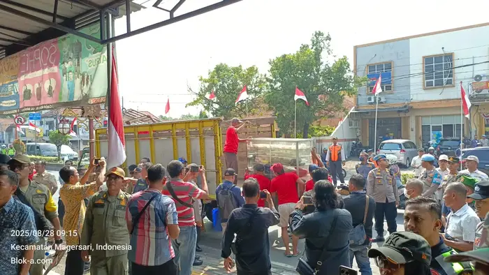 Proses eksekusi ruko di jalan gajah mada no.44 A, gedongan, Magersari, kota Mojokerto.(blok-a.com/Syahrul Wijaya)