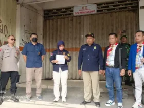 Proses eksekusi ruko di jalan gajah mada no.44 A, gedongan, Magersari, kota Mojokerto.(blok-a.com/Syahrul Wijaya)