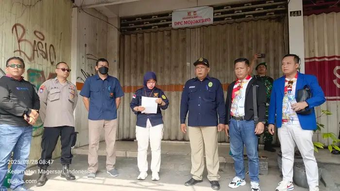 Proses eksekusi ruko di jalan gajah mada no.44 A, gedongan, Magersari, kota Mojokerto.(blok-a.com/Syahrul Wijaya)