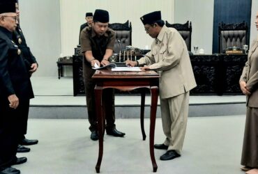 Pimpinan DPRD dan Bupati Blitar menandatangani nota kesepakatan KUA-PPAS Tahun Anggaran 2025. (blok-a.com/Fajar)