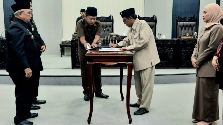 Pimpinan DPRD dan Bupati Blitar menandatangani nota kesepakatan KUA-PPAS Tahun Anggaran 2025. (blok-a.com/Fajar)
