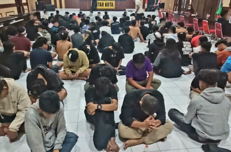 FOTO : Sebanyak 143 orang diamankan setelah kerusuhan di Kota Blitar. (blok-a.com/Fajar)