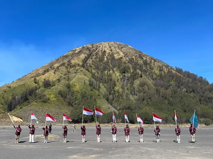Hotel THE 1O1 Malang OJ gelar upacara peringatan HUT ke-80 RI di kawasan Gunung Bromo.(dok. Hotel THE 1O1 Malang OJ)