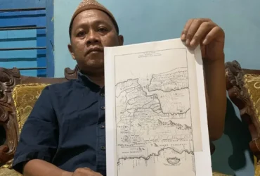 Pemerhati sejarah di Jombang, Arif Yulianto menunjukkan peta lama di mana wilayah di Jombang saat ini pada peta tersebut disebut dengan Tryk Madjapait.(dok. Arif)