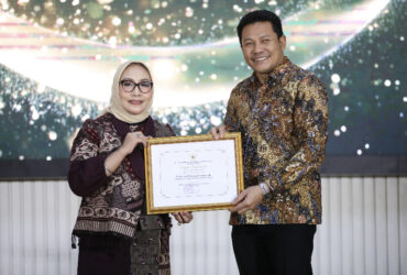 Teks foto : Penyerahan penghargaan Kabupaten Layak Anak Kepada Bupati Sidoarjo, Subandi dari kementerian Pemberdayaan perempuan dan Perlindungan Anak (PPPA)