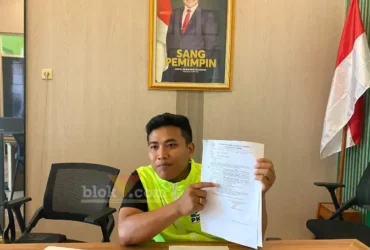 Sekretaris Fraksi PKB DPRD Jember menunjukkan bukti undangan paripurna untuk Kepala Daerah, Jumat (8/8/2025). (blok-a.com/Sugeng Prayitno)