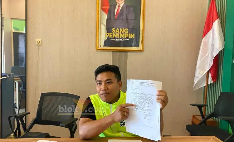 Sekretaris Fraksi PKB DPRD Jember menunjukkan bukti undangan paripurna untuk Kepala Daerah, Jumat (8/8/2025). (blok-a.com/Sugeng Prayitno)