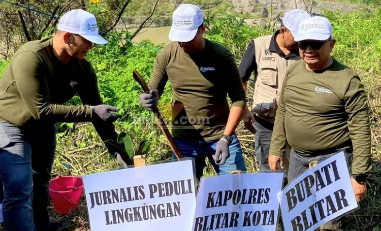 Bupati Blitar, Rijanto, dalam acara penanaman pohon di Dusun Gambaranyar, Desa Sumberasri, Kecamatan Nglegok. (blok-a.com/Fajar)