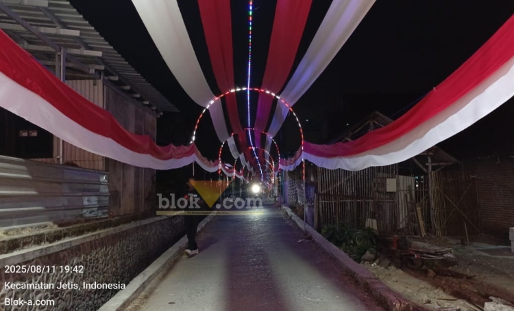 Bendera dan lampu hias sepanjang 500 meter di jalan dusun Ngaglik, Jetis, Mojokerto. (blok-a.com/syahrul wijaya)