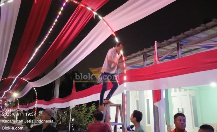 Bendera dan lampu hias sepanjang 500 meter di jalan dusun Ngaglik, Jetis, Mojokerto. (blok-a.com/syahrul wijaya)
