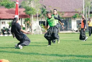 Sepak bola mini dengan sarung di lapangan mapolres jombang.(blok-a.com/syahrul wijaya)