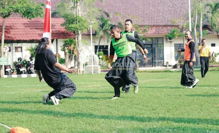 Sepak bola mini dengan sarung di lapangan mapolres jombang.(blok-a.com/syahrul wijaya)