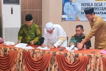 Izuddin Sodik Ketua Yayasan Makam Sunan Giri (kiri), Ainul Ghoery Ketua Kaum Giri (tengah) dan Tri Joko Efendi (kanan) saat penandatanganan kesepakatan perdamaian.(blok-a.com/ivan)