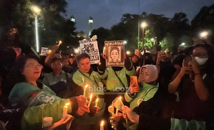 Massa aksi Solidaritas Mimbar Bebas dan Doa Bersama nyalakan lilin doa untuk Almarhum Affan Kurniawan di Alun-Alun Merdeka Malang. (blok-a.com/Berril)