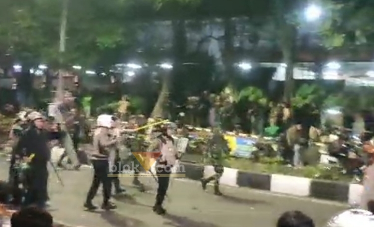 Kericuhan aksi solidaritas untuk Affan di depan Polresta Malang Kota, Jumat (29/8/2025) malam.(blok-a.com/Yogga)