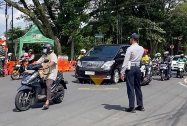 Petugas Dishub saat rekayasa arus lalu lintas di kawasan Jalan Kahuripan (blok-a.com / Berril)